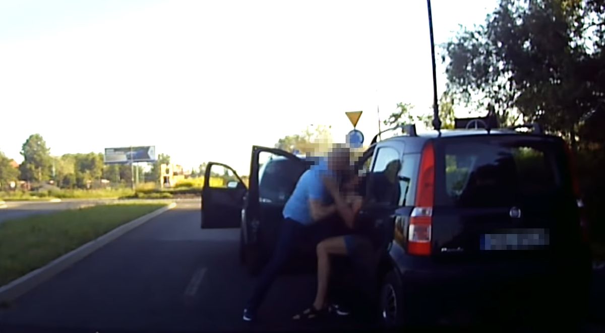 Ostra boruta na środku drogi w Rudzie Śląskiej. Brutal z BMW lał kierowcę Pandy i nie mógł przestać [WIDEO]