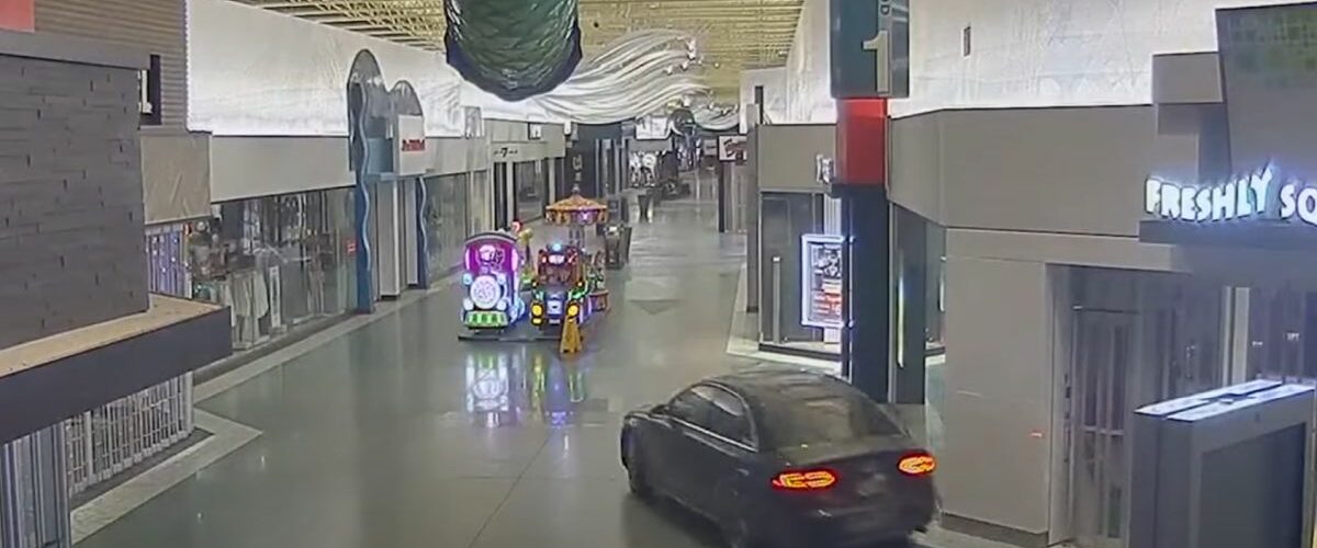 Jeździli Audi po centrum handlowym i kradli. Policja uznała akcję za „bezczelną” i porównała do GTA V [WIDEO]