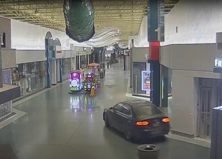 Jeździli Audi po centrum handlowym i kradli. Policja uznała akcję za „bezczelną” i porównała do GTA V [WIDEO]