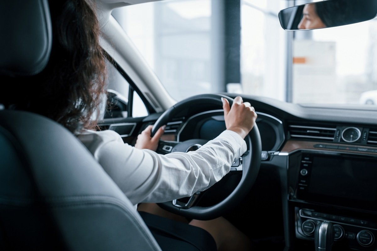 Kierowcy bardzo często popełniają ten błąd na drogach. Co za to grozi? Wiedziałeś o tym przepisie?