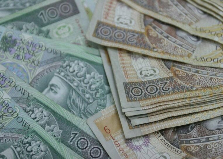PILNE: Polacy dostaną dodatkowe 500 zł w 2023 roku! Gdzie złożyć wniosek o darmowe pieniądze?