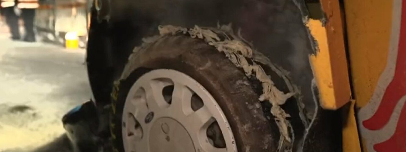 Opony nie wytrzymały przeciążeń przy 180 km/h! [WIDEO]