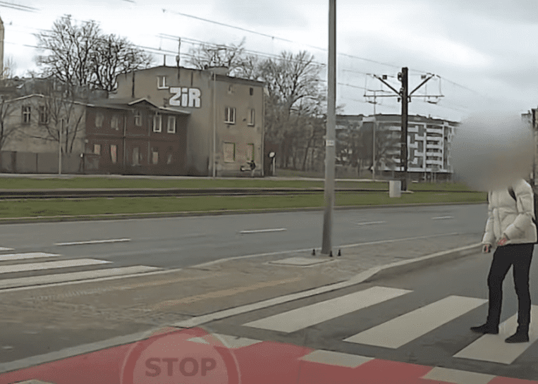 Pieszym poprzewracało się w głowach? Za coś takiego grozi surowy mandat. Co on tutaj robił?