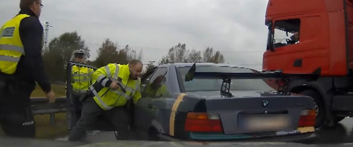 Czescy policjanci spacyfikowali Polaka w gruzowatym BMW. Posklejał auto taśmą, założył lotkę wielkości kaloryfera i myślał, że jest kozak