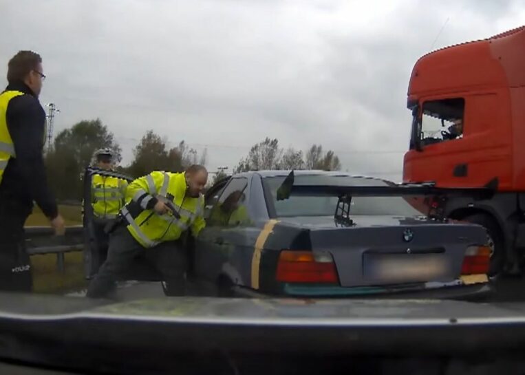 Czescy policjanci spacyfikowali Polaka w gruzowatym BMW. Posklejał auto taśmą, założył lotkę wielkości kaloryfera i myślał, że jest kozak