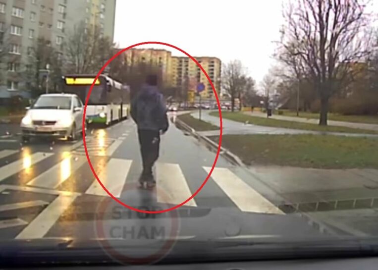 Tańczył na pasach aby zdenerwować kierowców. Jest nagranie – „wszystko w porządku masz z głową?”