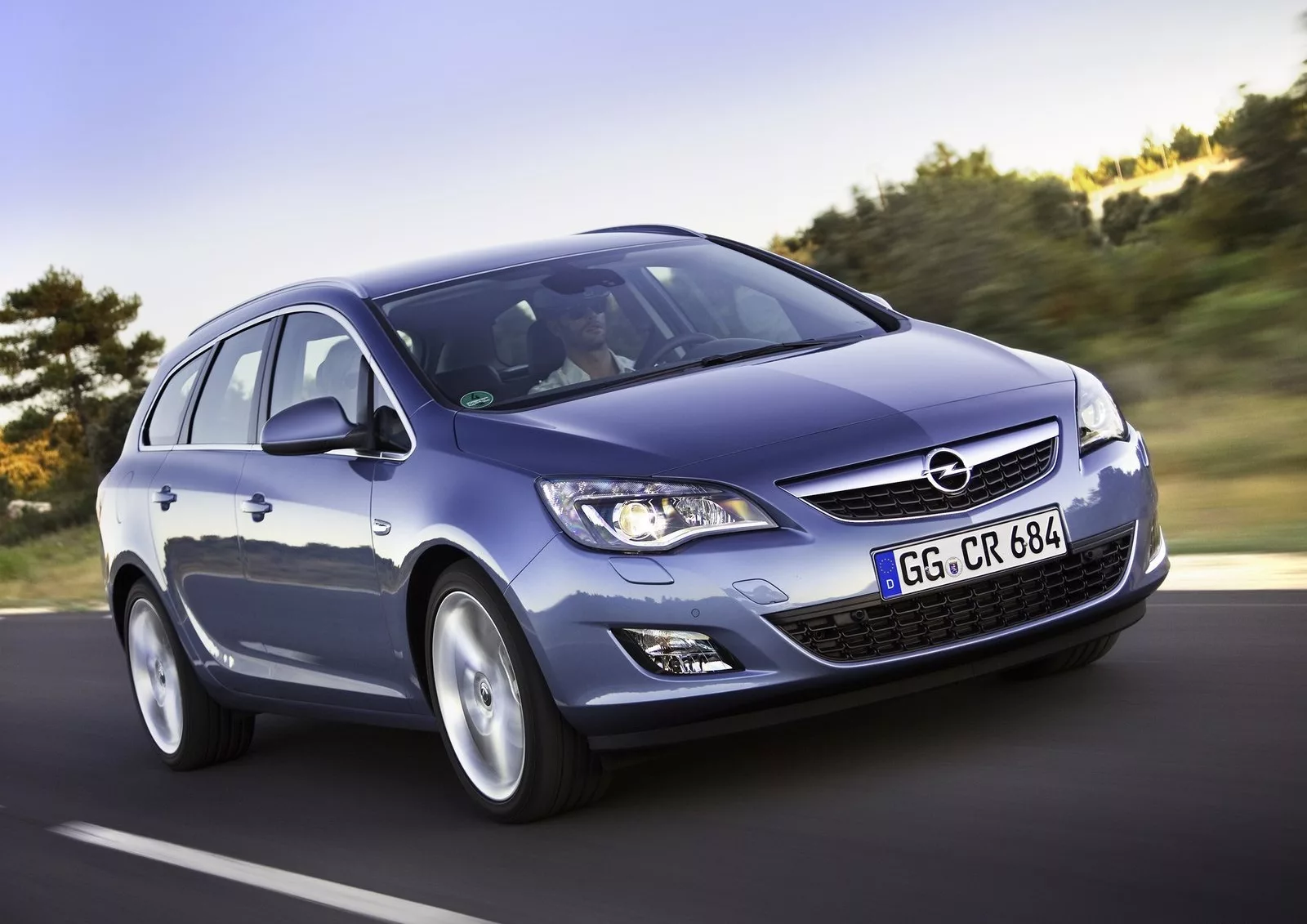 Opel Astra Sports Tourer 2011