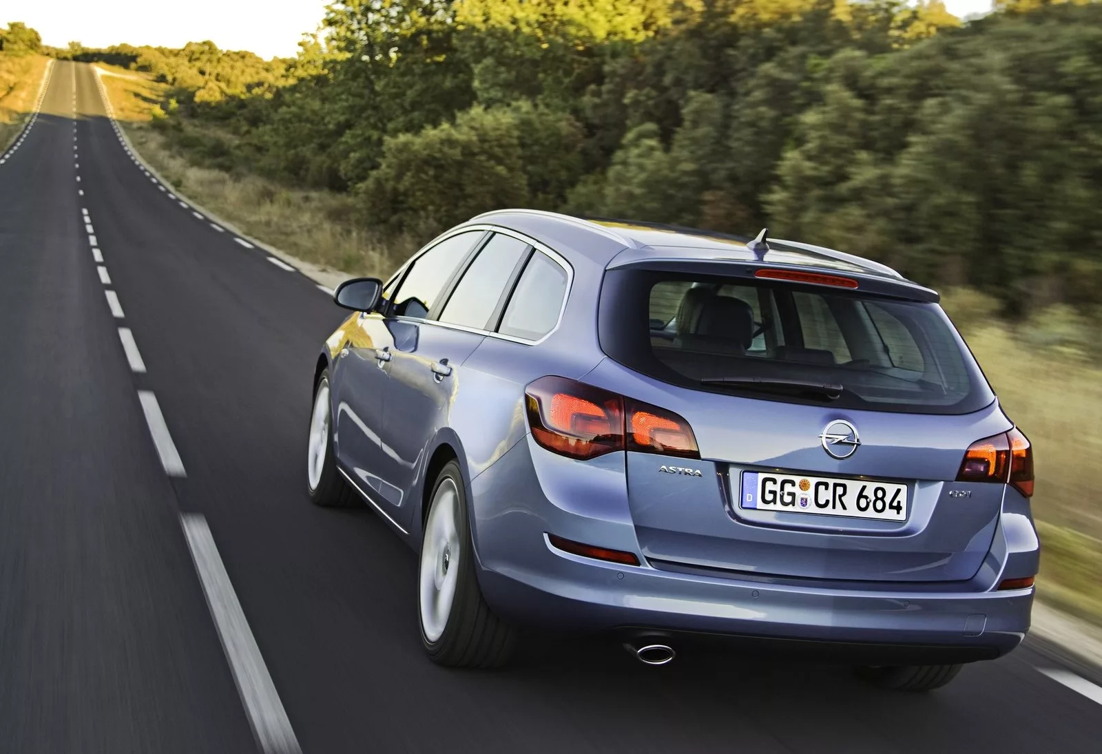 Opel Astra Sports Tourer 2011