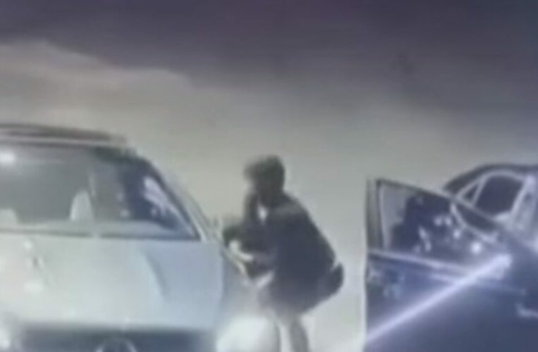 Chcieli ukraść jej Mercedesa na stacji benzynowej. Genialne posunięcie kobiety sprawiło, że sprawcy uciekli [WIDEO]