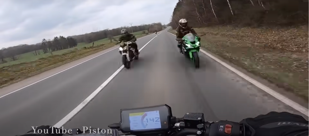 Motocyklista ma szczęście, iż żyje… Nie byłoby czego zbierać. Miliony osób widziało to nagranie