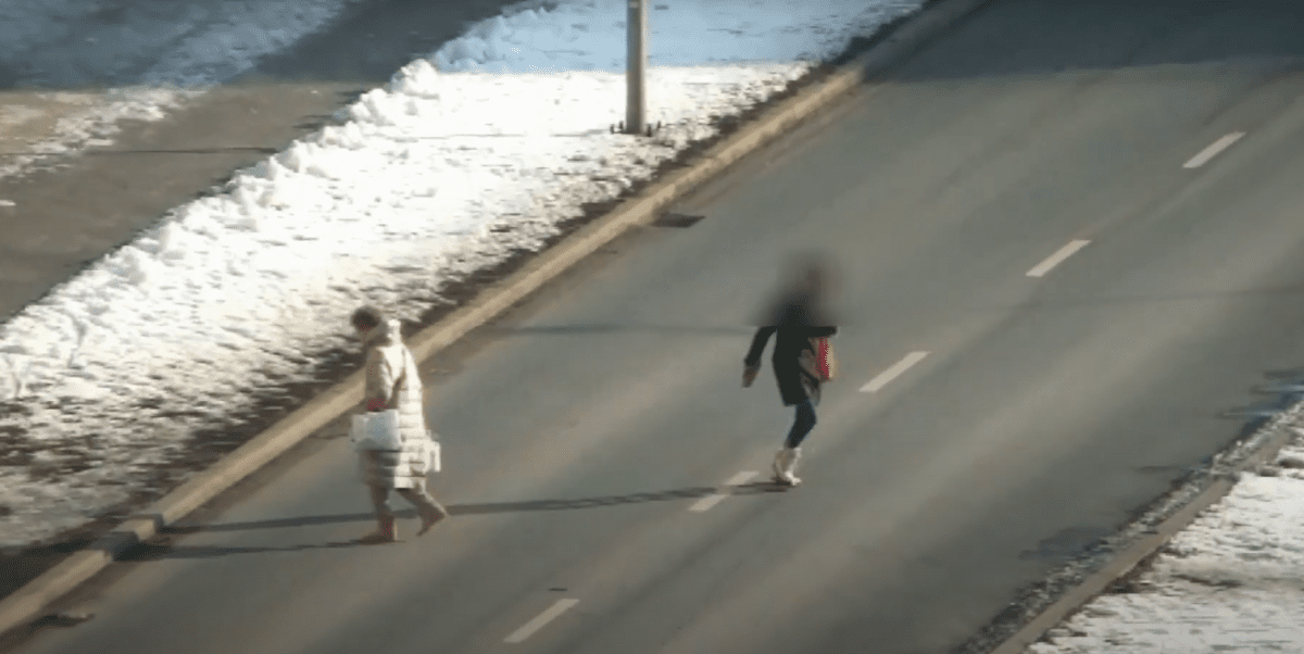 Piesi nie mieli pojęcia, iż obserwuje ich policyjny dron. Jeden mandat za drugim – sypało się gęsto