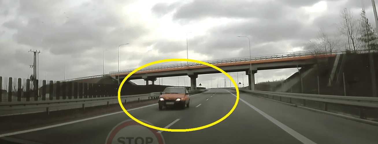 Starszy kierowca znów wjechał na drogę ekspresową pod prąd. O krok od tragicznego wypadku [WIDEO]