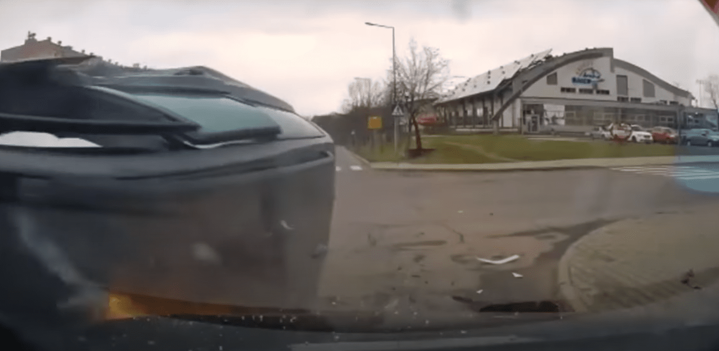 18-letnia kobieta nie zareagowała na znak stopu. Finał tego manewru mógł być tylko jeden [WIDEO]