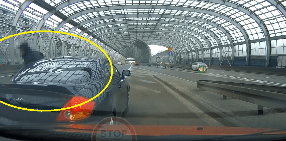 Ten mężczyzna zdewastował samochód i doprowadził do kolizji. Dlaczego policja nie potrafi go znaleźć?