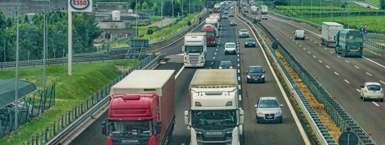 Dlaczego TIR-y wyprzedzają się przez kilka lub kilkanaście minut? To nie wina kierowców, bo ci nie robią na złość, tylko przepisów