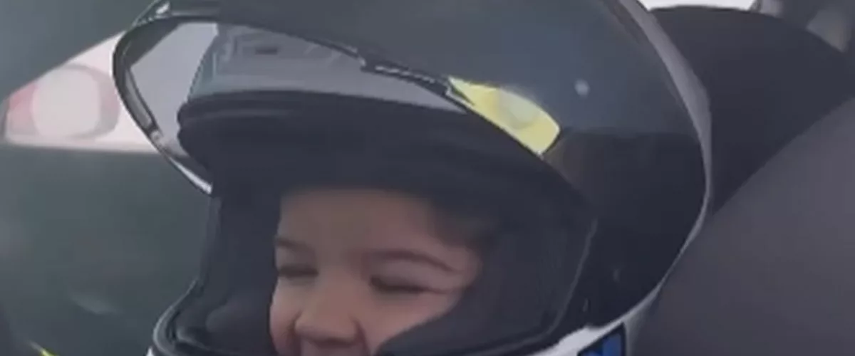 3-latek w foteliku dziecięcym prowadził Ferrari o mocy prawie 1000 KM. Jest nagranie tego wyczynu [WIDEO]