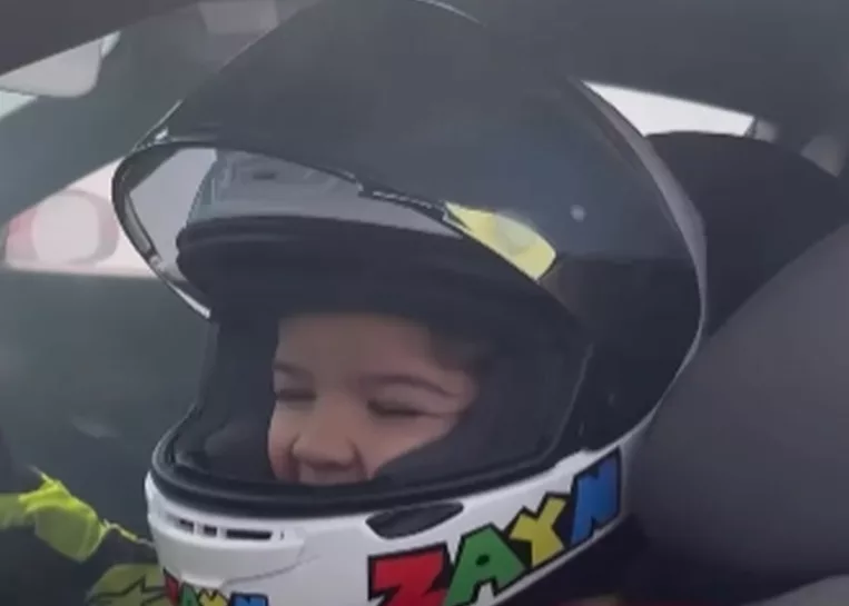 3-latek w foteliku dziecięcym prowadził Ferrari o mocy prawie 1000 KM. Jest nagranie tego wyczynu [WIDEO]
