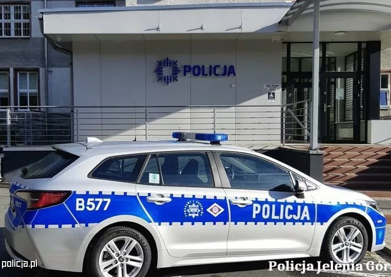 5-letni chłopiec bez opieki próbował z głodu wynieść jedzenie ze sklepu. Posiłek kupili mu policjanci, a następnie odwieźli go do domu