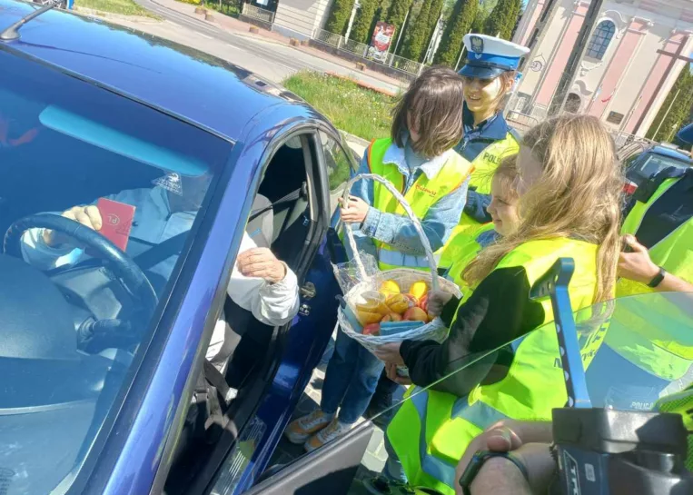Dla „grzecznych” kierowców jabłko, dla „niegrzecznych” cytryna. Pomysłowa akcja policji przeprowadzona została z dziećmi