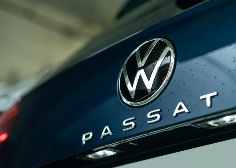 volkswagen-passat-b9-bez-kamuflazu