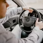 Bezpieczny dojazd na wakacje. Jak dojechać w jednym kawałku? Pytamy eksperta.