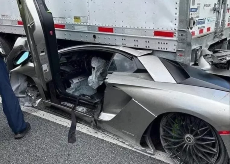 Kierowca Lamborghini nie miał prawa przeżyć tego wypadku z TIR-em. Cud na drodze to mało powiedziane [WIDEO]