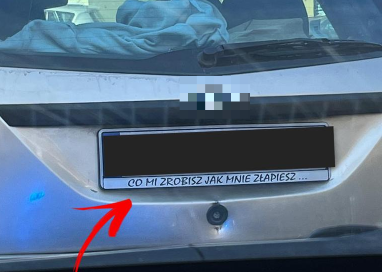 Jechał pijany z napisem „co mi zrobisz jak mnie złapiesz…”. Zgodnie z życzeniem policjanci pokazali 18-latkowi co się z nim stanie