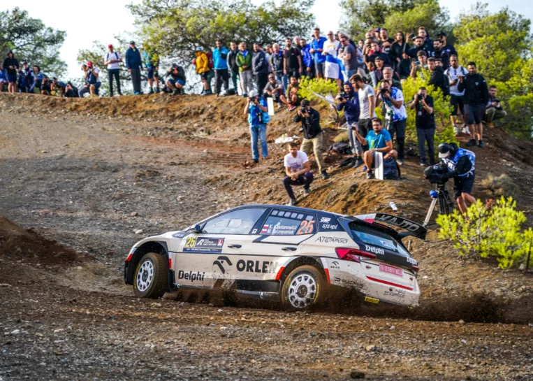 Kajetanowicz pokazuje rajdowy kunszt! Jest na podium!