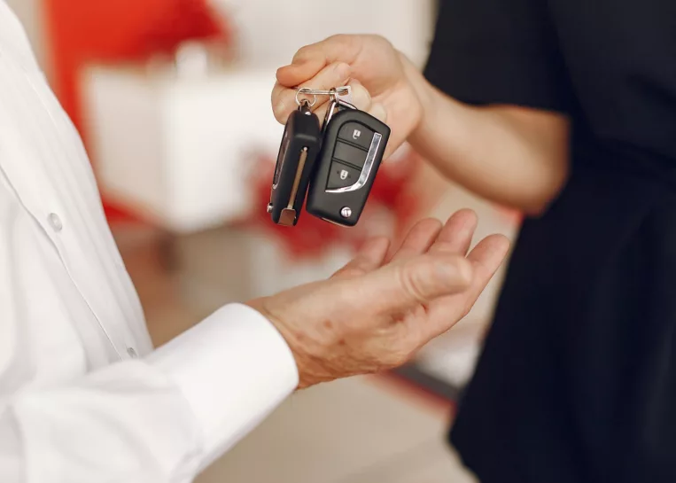 kluczyki kierowców seniorów do samochodu