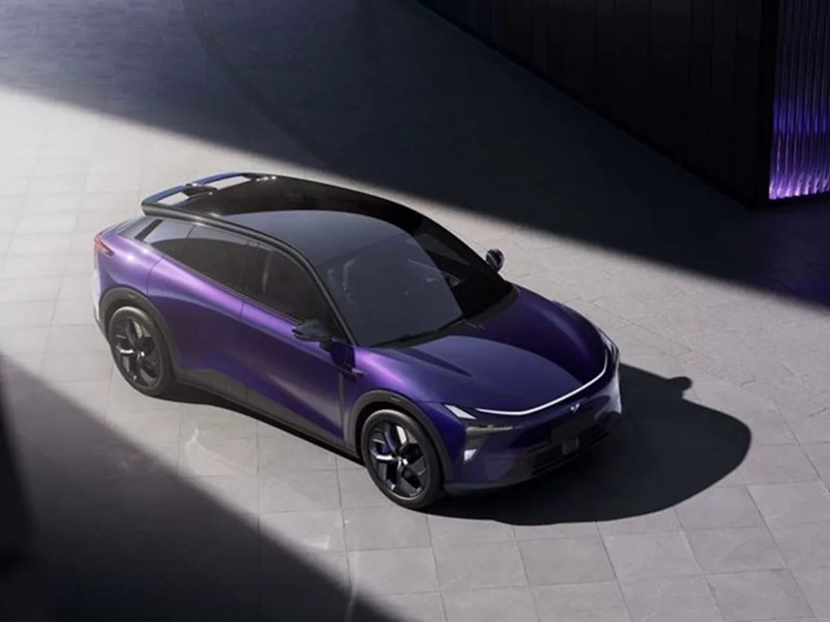 Ten świeżo zaprezentowany SUV imponuje technologią. W Tesli już się martwią, bo to wersja produkcyjna