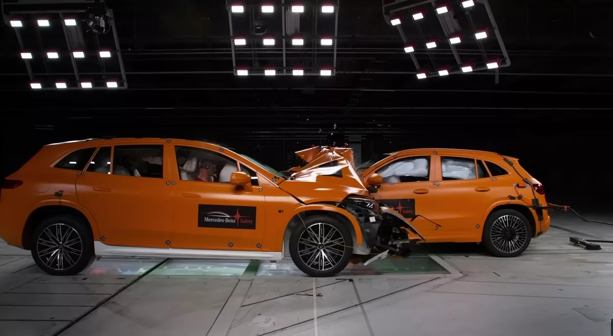 To pierwszy taki test zderzeniowy samochodów elektrycznych. Oto, co się dzieje, gdy pędzą ku sobie [WIDEO]