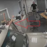 Wjechał autem do komendy policji i zaczął świętować jej zniszczenie. Z auta leciała piosenka „Welcome to the Jungle” – policjanci nie wiedzieli o co chodzi [WIDEO]