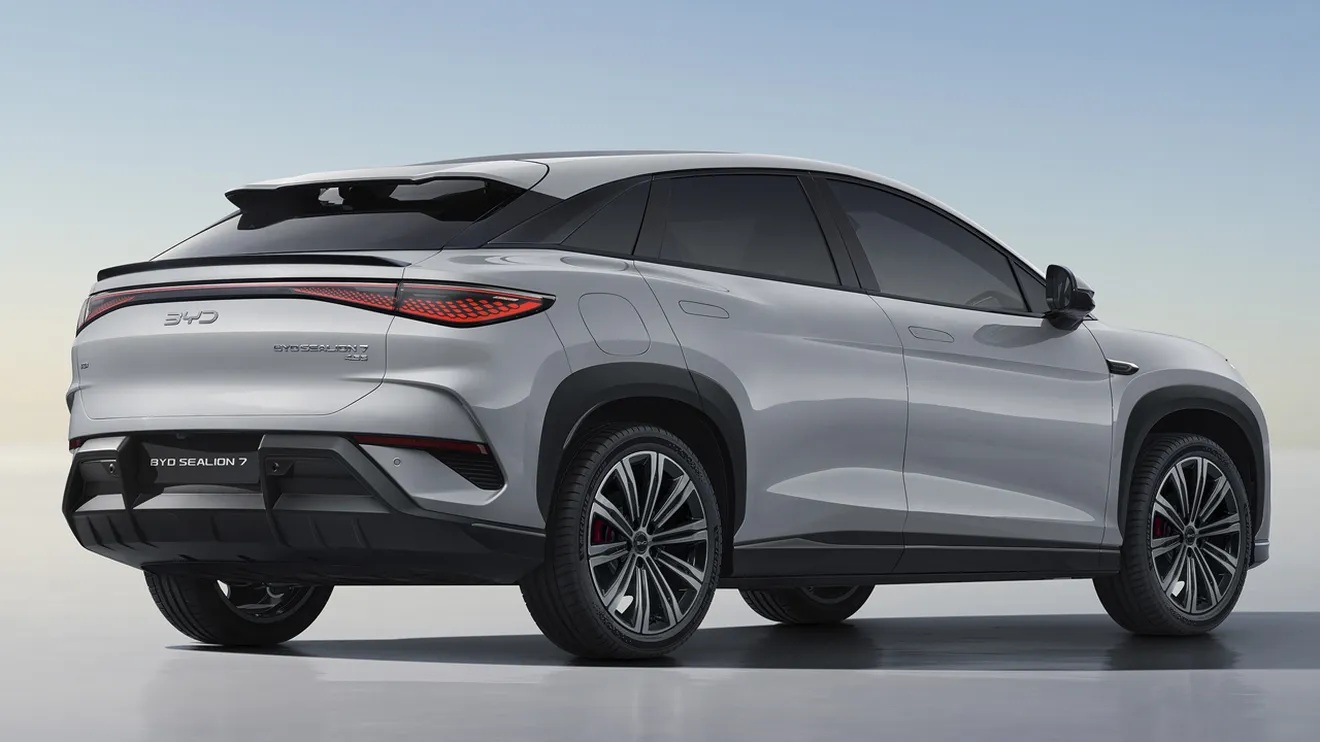 Salon Fiata porósł pajęczyną, od kiedy chińska marka sprzedaje tu nowe auta za bezcen. Europejski kraj oszalał na punkcie BYD