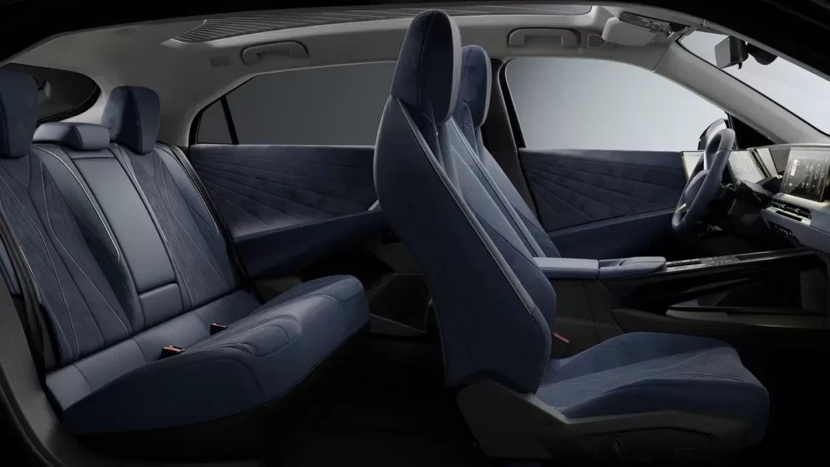 Francuzi zrobili szach mat innowacjami na miarę Mercedesa i Tesli. Nowy model zelektryzował rynek