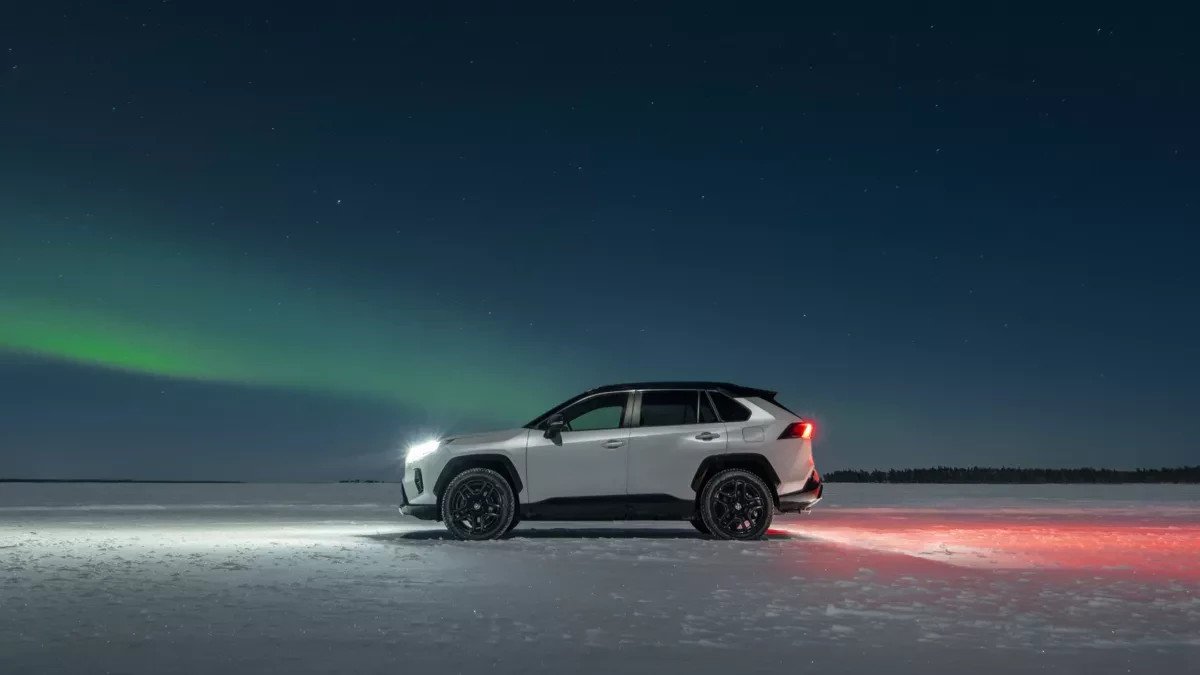 Toyota walnęła rabatami w stół. RAV4 za 125 tys. zł zmiótł tu z planszy Dacię Duster i Kię Sportage