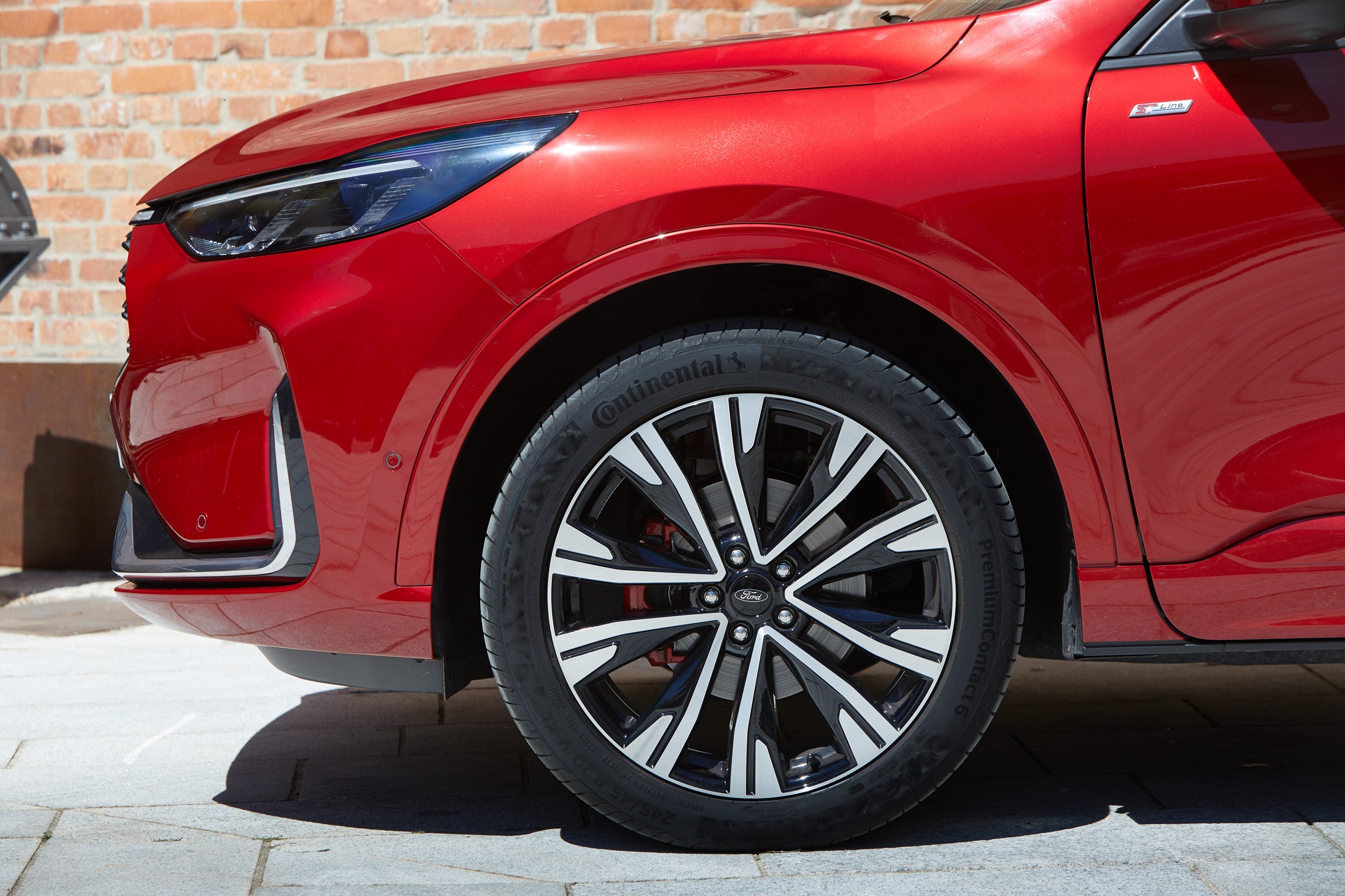 Etykietą eko, napędem 4×4 i rabatem 30 000 zł ten SUV zmienia zasady gry. Gabarytowo jak Toyota RAV 4 jest tak samo niezawodny