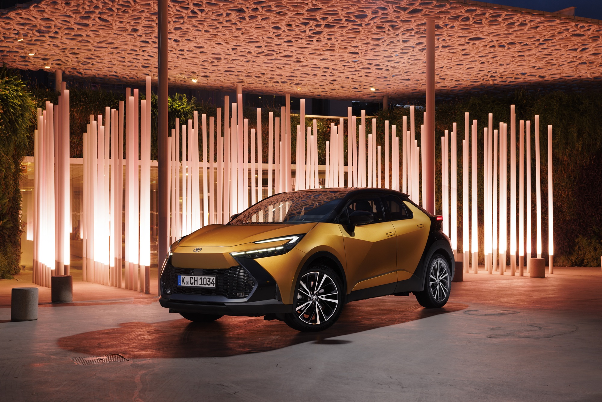 No i jak ta Toyota C-HR ma się nie sprzedawać? Salony w Polsce pobierają tylko 122 800 zł i SUV z rocznika 2025 jest twój