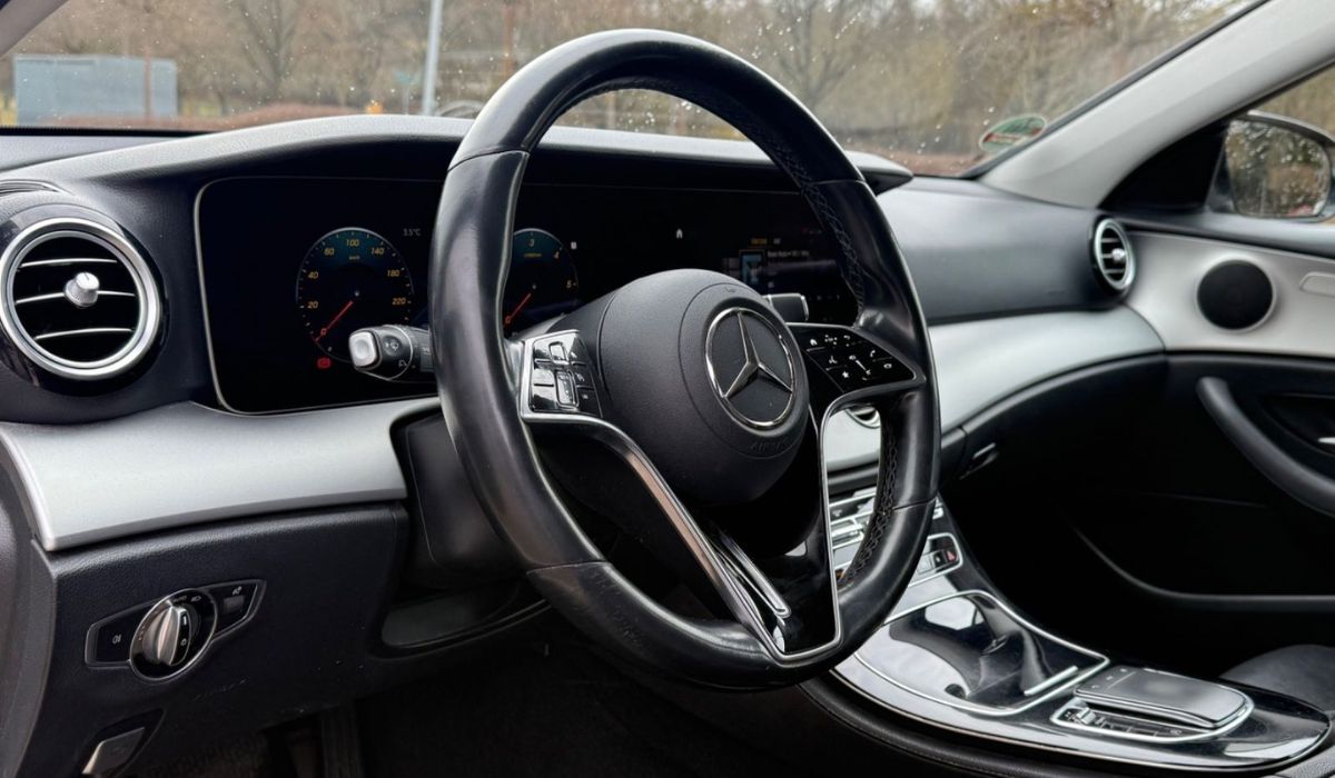3-letni Mercedes-Benz E200 za jedyne 67 900 zł. Pod maską oszczędny diesel, w środku full wypas