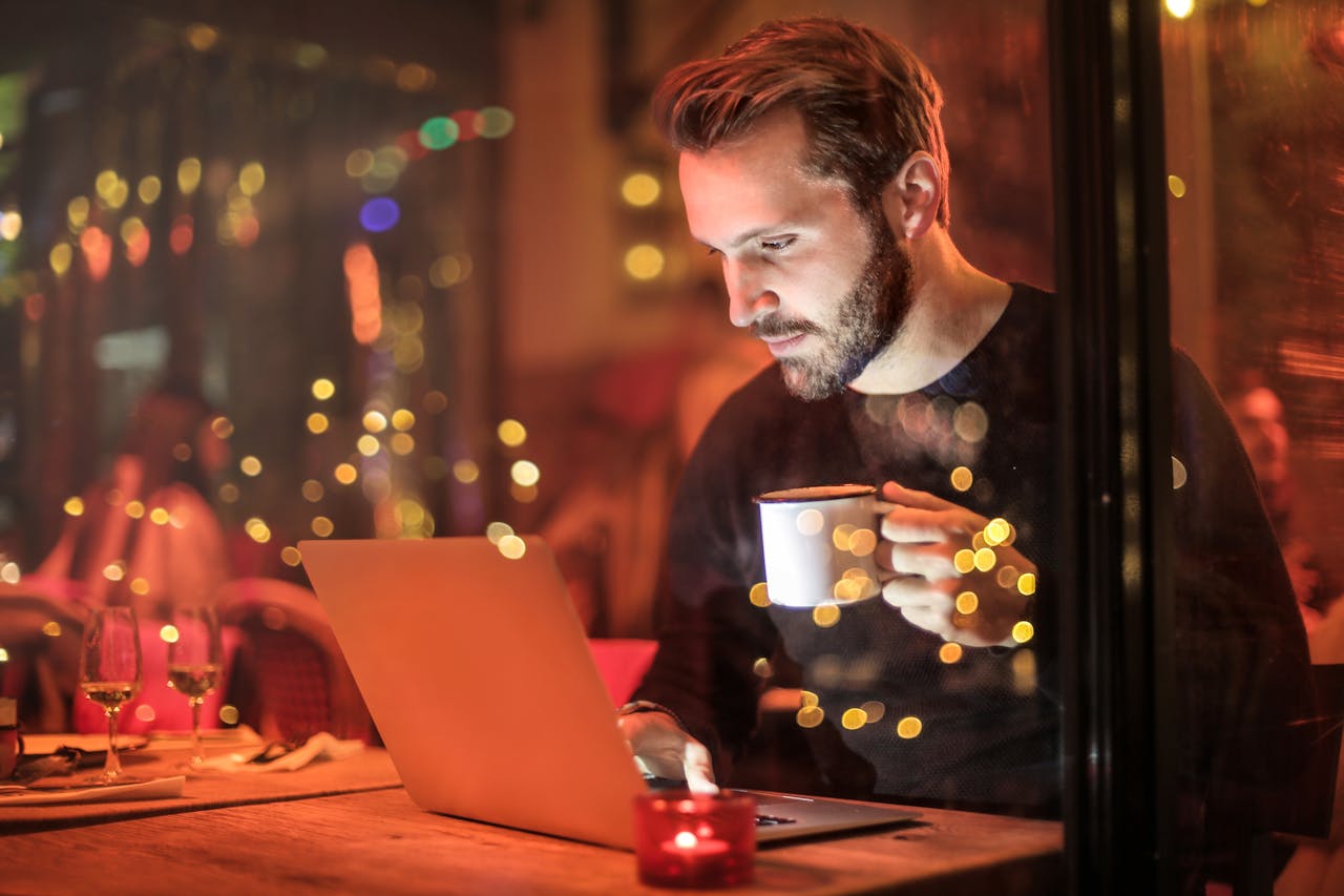 Jak oglądać wyścigi na laptopie? Poradnik