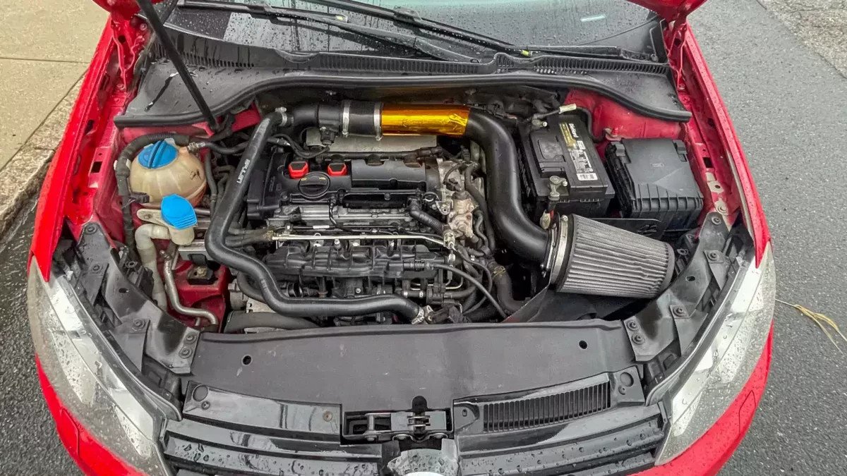 Volkswagen Golf R z napędem na cztery koła za 27 900 złotych. Idealna konfiguracja i świetny stan