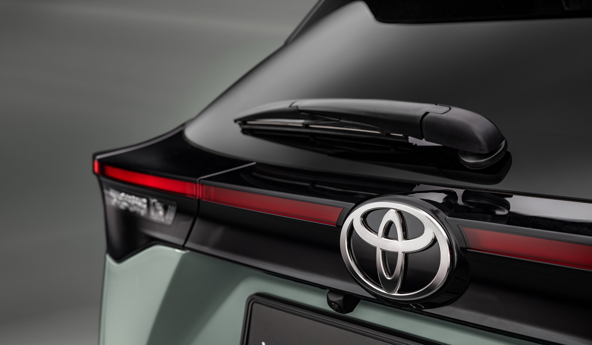 Jak Toyota przytnie ceny, to rywalom aż się obraca panewka. Hybrydowy SUV na agresywnej wyprzedaży przeskoczył tu bestsellera
