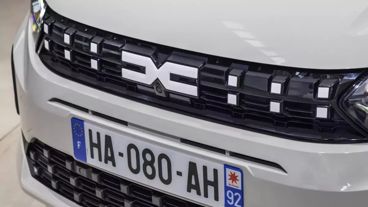 Dacia wybrała „przemoc”. Startując z cenami od 59 700 zł i dostępnością od ręki, pozamiatała kompleksowo