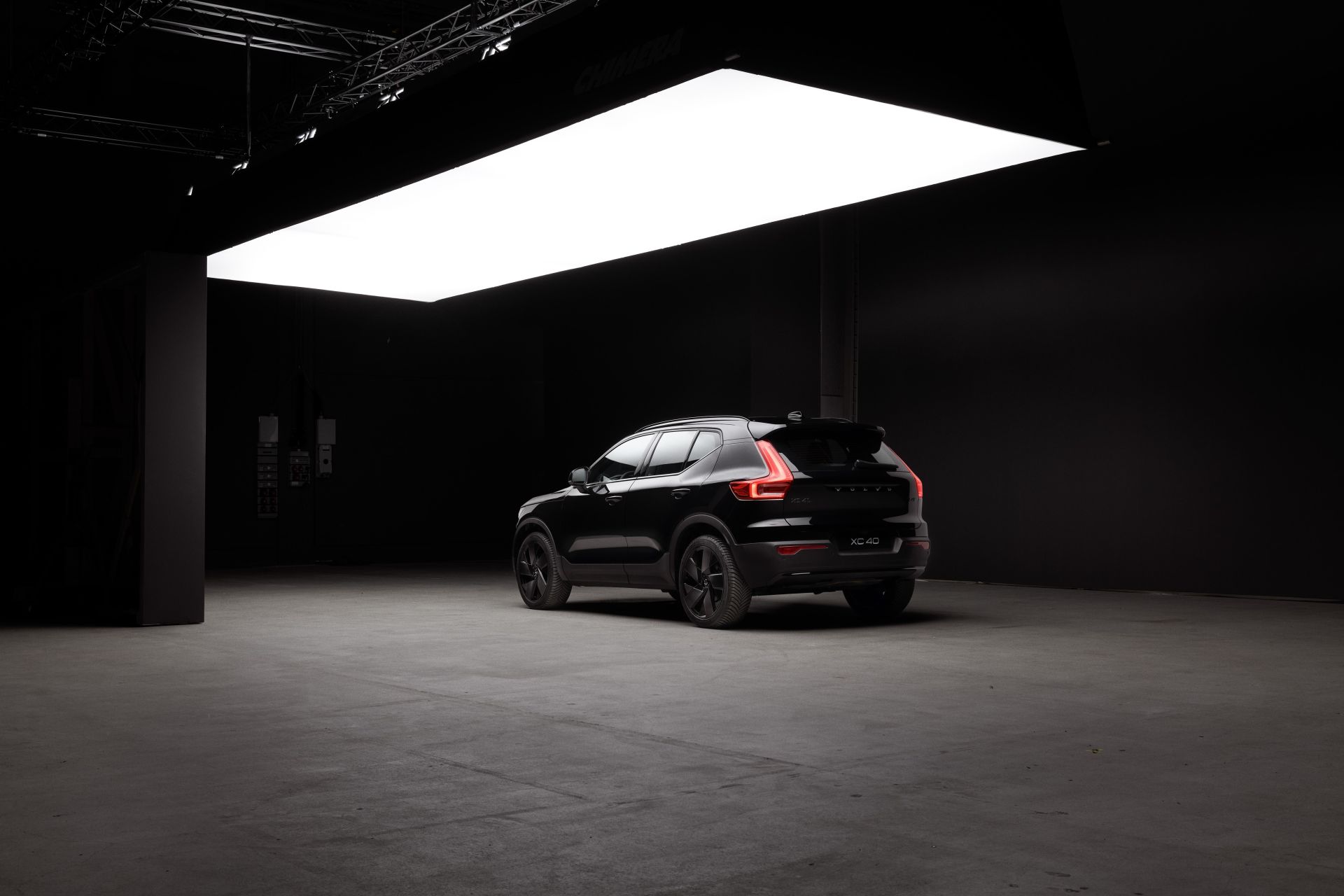 Volvo pracuje nad kolejnym liftingiem dla swojego najtańszego SUV-a. Co z silnikiem spalinowym?