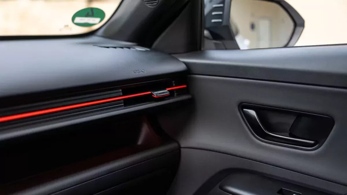 Rodzinny Hyundai to teraz najgorszy koszmar Toyoty. Z pięciocyfrową zniżką i zużyciem na poziomie 4,7 litra