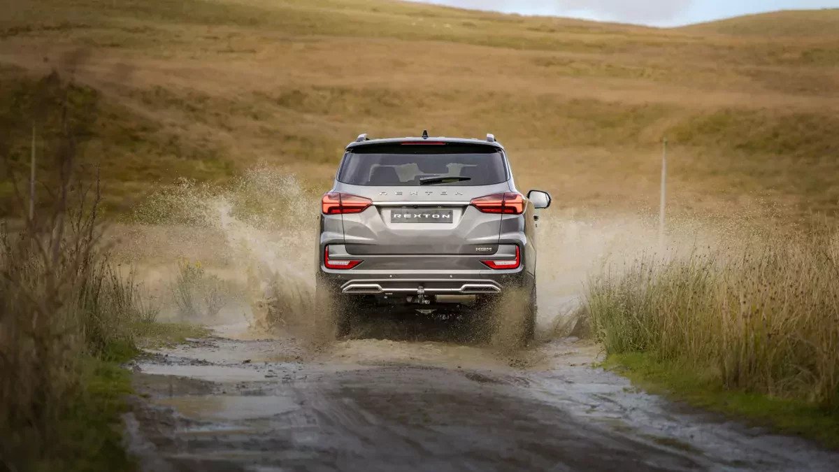 Ta terenówka na ramie kosztuje połowę tego, co nowa Toyota. Wnętrze to czysty luksus