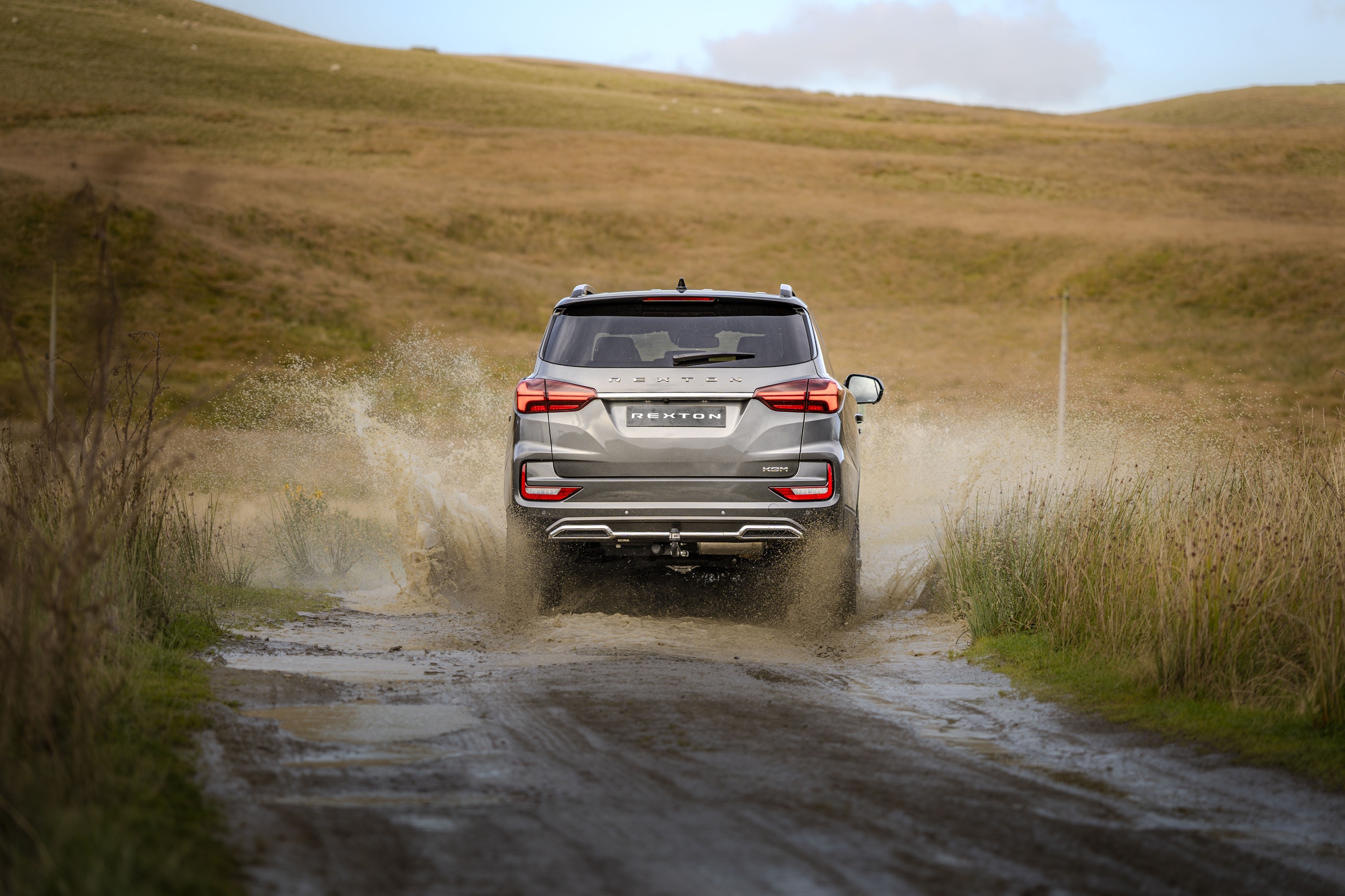 Ta terenówka na ramie kosztuje połowę tego, co nowa Toyota. Wnętrze to czysty luksus