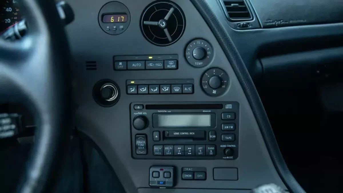 Ta wyjątkowa Toyota z 1998 r. ma tylko 9760 km przebiegu. Trafi na aukcję zaraz po Nowym Roku