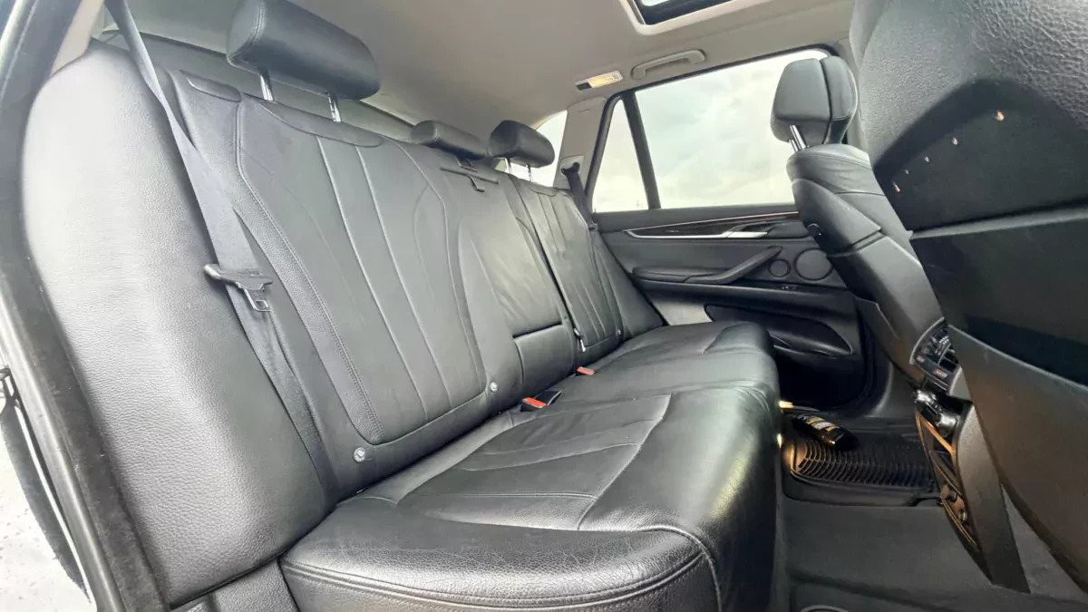 Nowoczesne BMW X5 na pełnym wypasie za jedyne 33 tysiące złotych. Pod maską 3-litrowa benzyna