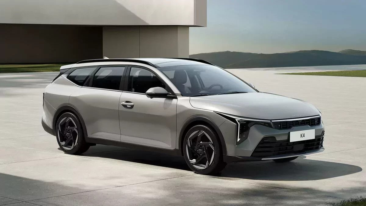 Kia wyprzedza Dacię i pokazuje nowego rywala dla Skody Octavii. Ma silnik spalinowy i cenę niższą o 10 tys. złotych