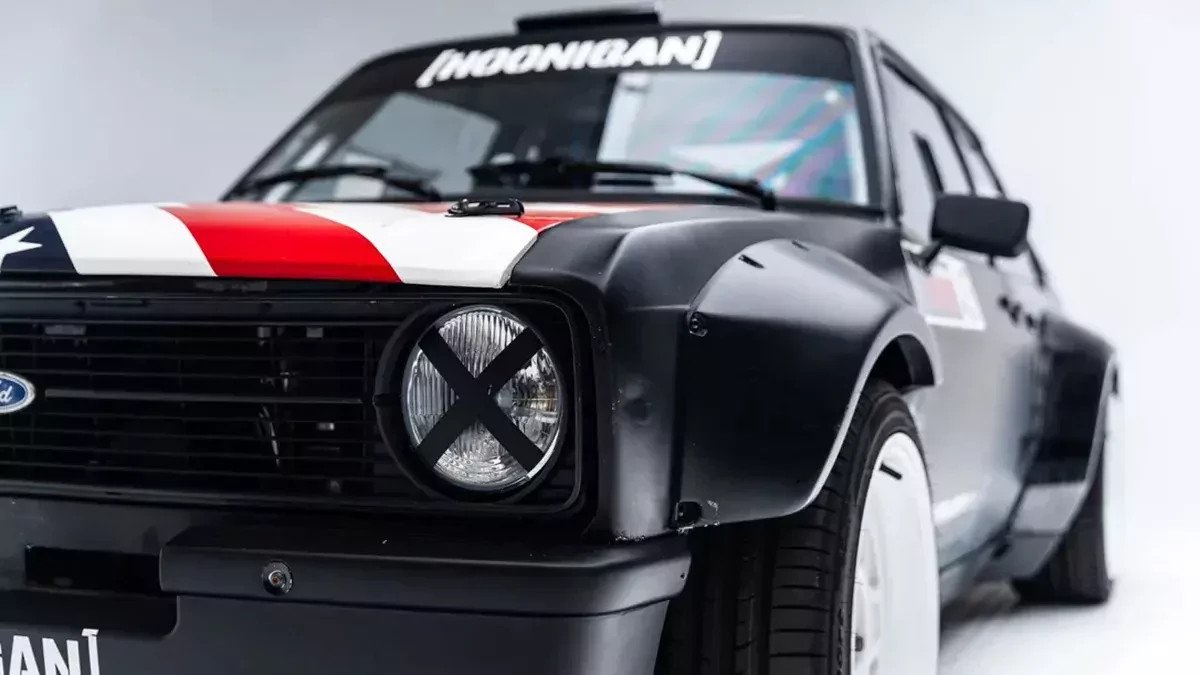 Auto zbudowane przez Kena Blocka na Gymkhana Grid jest na sprzedaż. Ten Ford jedzie bokiem choćby jak stoi